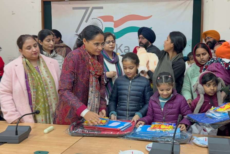 DC Preeti Yadav IAS distributes Lohri gifts to girl children during Dheeyan Di Lohri celebration in Patiala