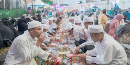 Muslims breaking roza together