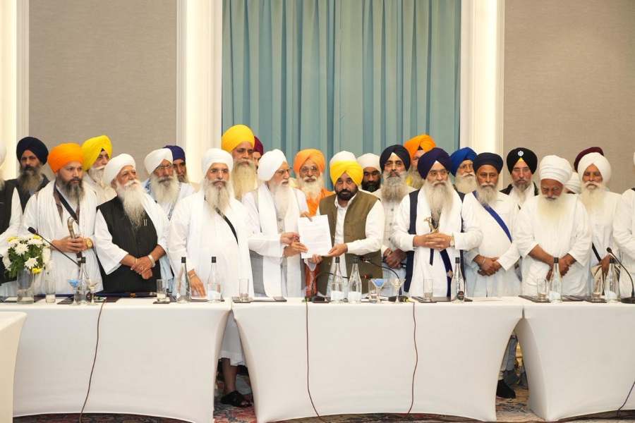 Bhagwant Mann meets Sant Samaj leaders in Amritsar